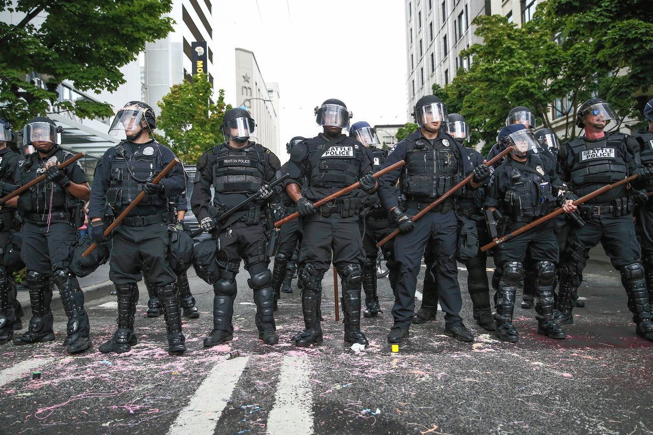 In Seattle spoten linkse betogers serpentinespray op de oproerpolitie. Russische trollen berichtten daarna over een "aanval" van de linkse betogers. In Nederlandse media werd dit overgenomen.