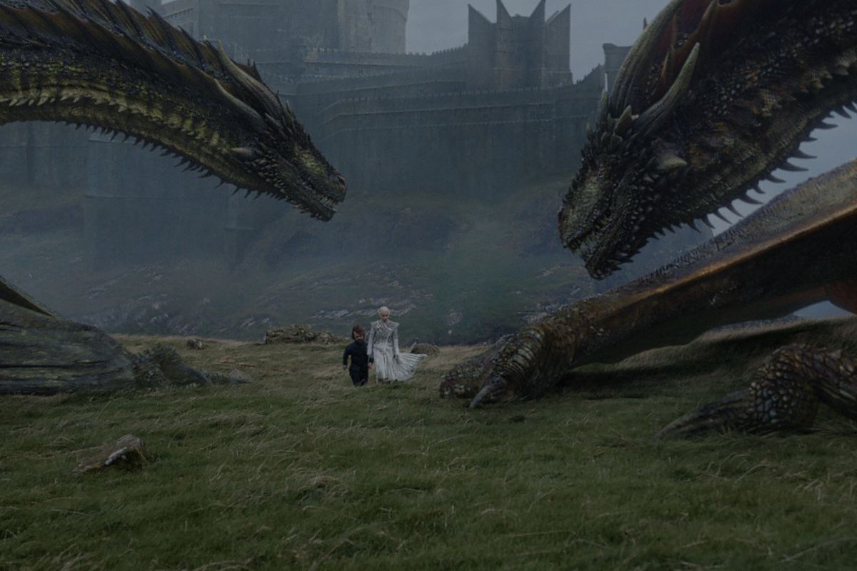 De strijd om de troon is de afgelopen seizoenen een stuk overzichtelijker geworden. Drakenmoeder Daenerys Targaryen (Emilia Clarke) werkt nu samen met onder meer Tyrion Lannister (Peter Dinklage).