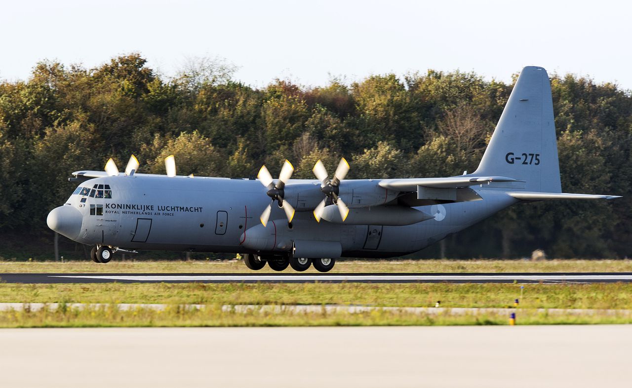 De Hercules met aan boord vijf kisten van de slachtoffers van de vliegramp in Oekraine landt op vliegbasis Eindhoven.