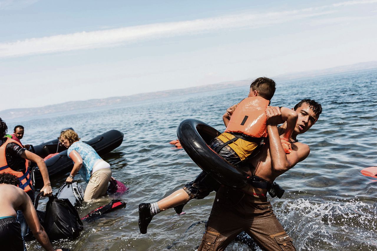 Anja Koevoet helpt net aangekomen bootvluchtelingen op Lesbos. Meer dan 120.000 mensen volgden dit jaar al de route vanuit Turkije naar Griekenland.