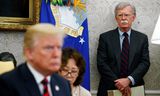 Nationaal veiligheidsadviseur John Bolton kijkt toe, terwijl president Trump  in het Oval Office buitenlandse gasten ontvangt. 