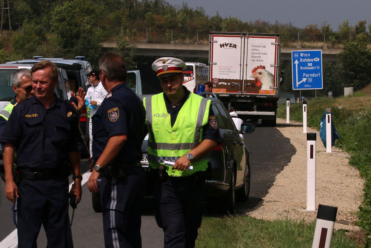 Politieonderzoek bij de bewuste vrachtwagen, die op de vluchtstrook staat geparkeerd.