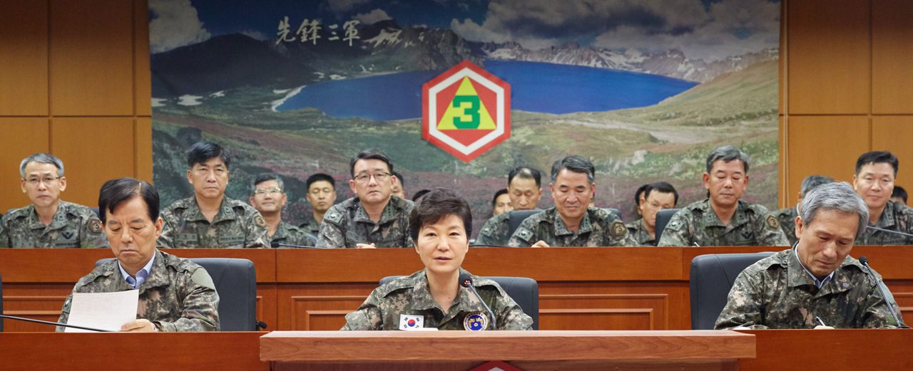 De Zuid-Koreaanse president Park Geun-hye tijdens een overleg met de krijgsmacht, naar aanleiding van de Noord-Koreaanse beschieting van een luidspreker.