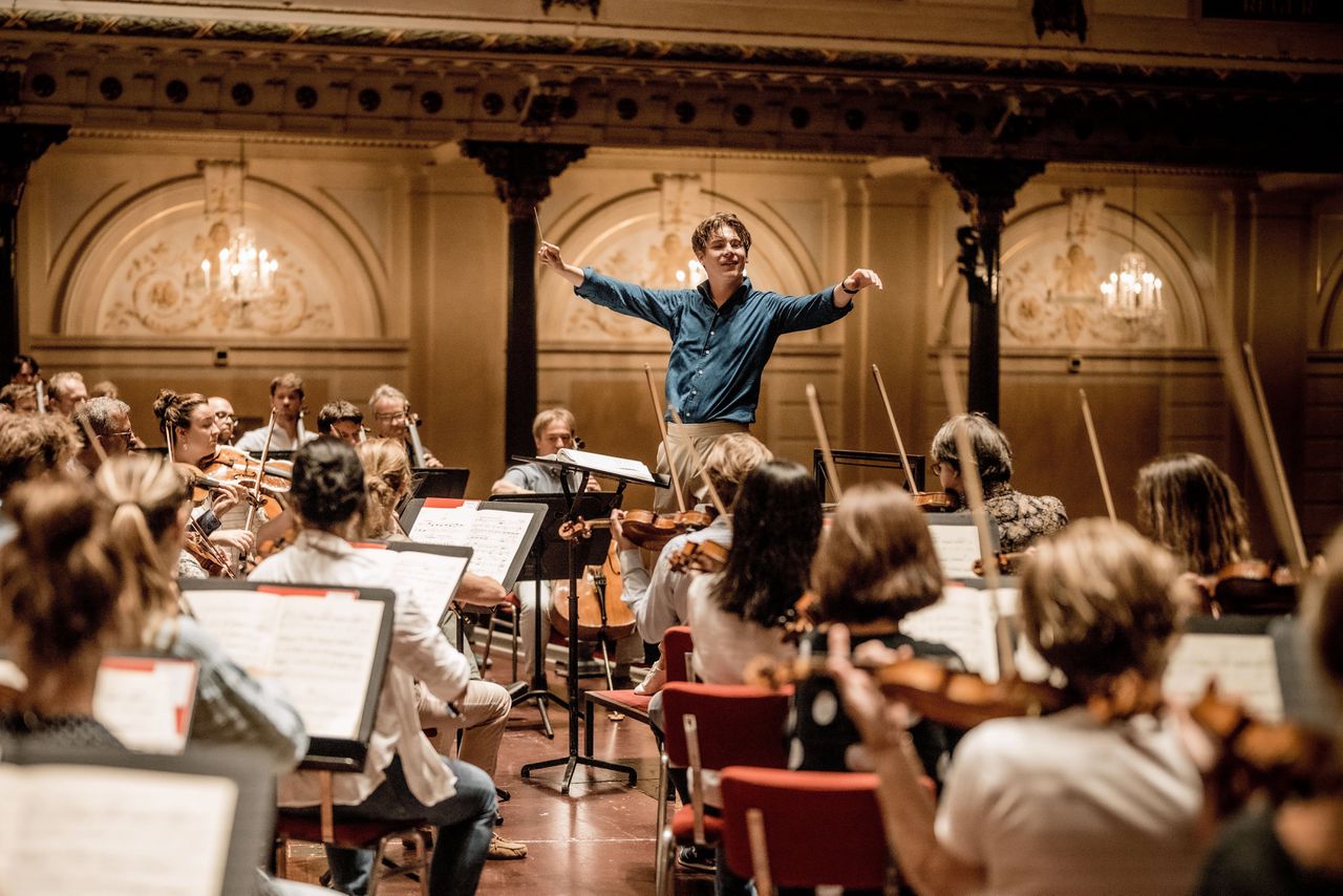 Klaus Mäkelä dient twee orkesten: ‘Het Concertgebouworkest had dit niet moeten accepteren’ 