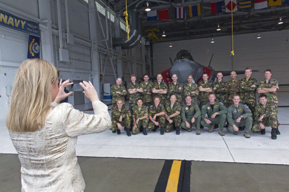 Minister van Defensie Jeanine Hennis-Plasschaert eind vorige maand op werkbezoek op Eglin Air Force Base in Florida. Ze fotografeert het Nederlandse JSF-detachement.