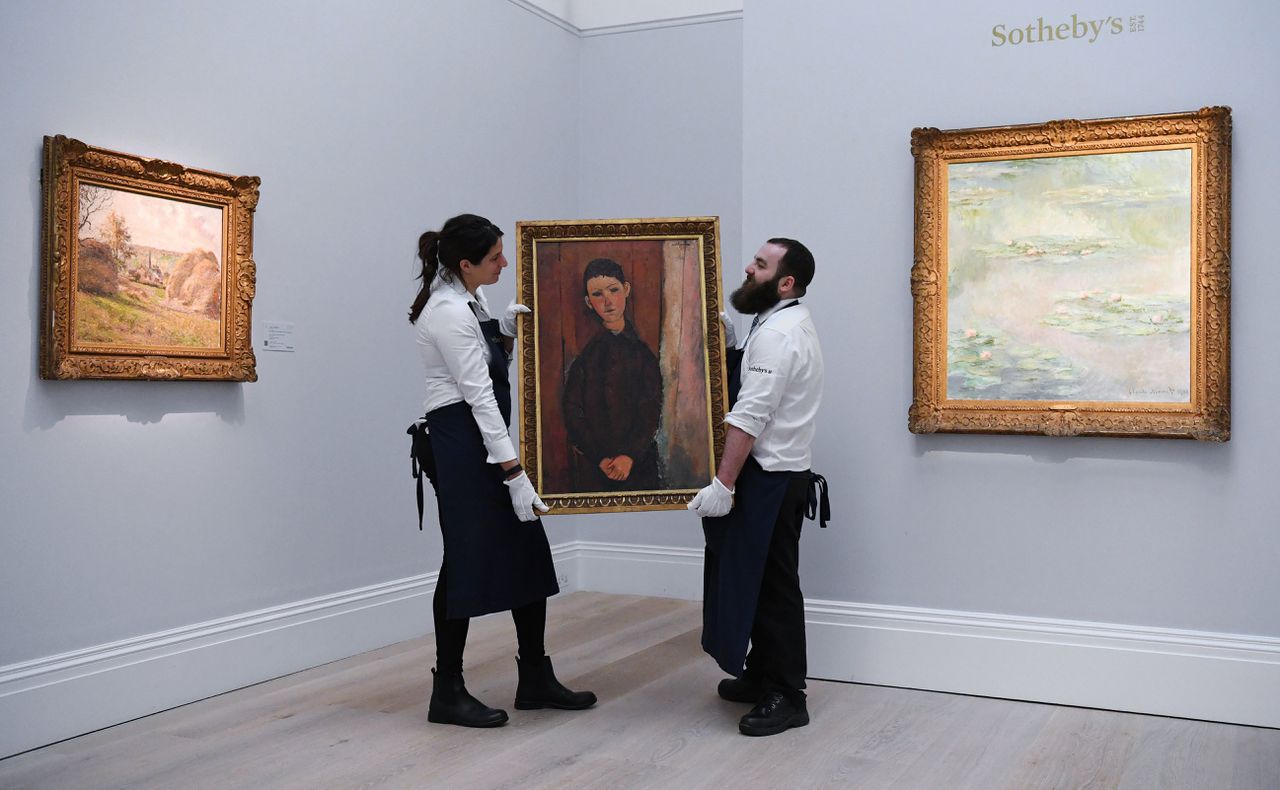 Medewerkers van Sotheby's tijdens een veiling van moderne en impressionistische kunst in Londen, vorige week.