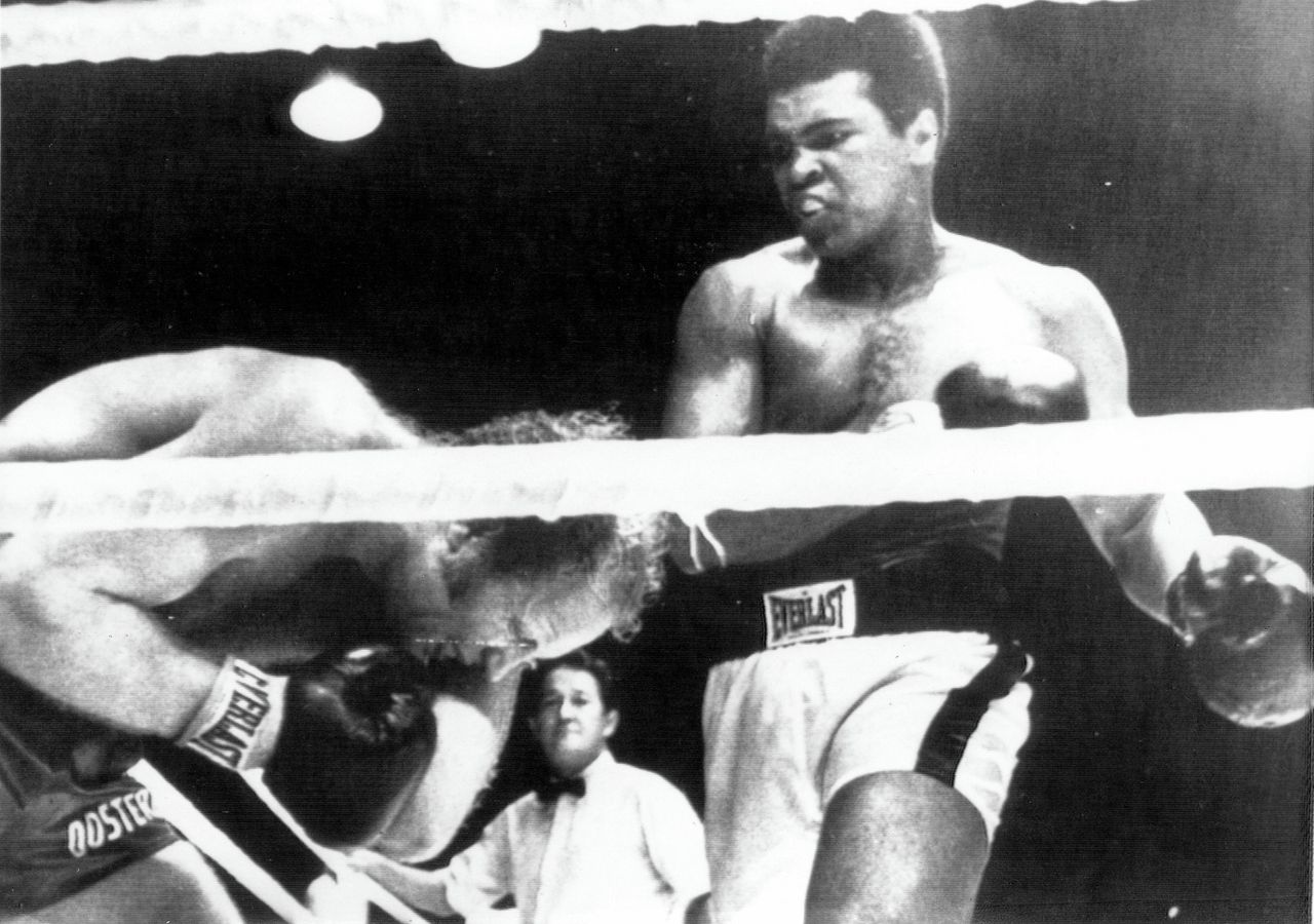 Rudi Lubbers krijgt een rechtse hoek van Muhammad Ali in een gevecht in 1973.