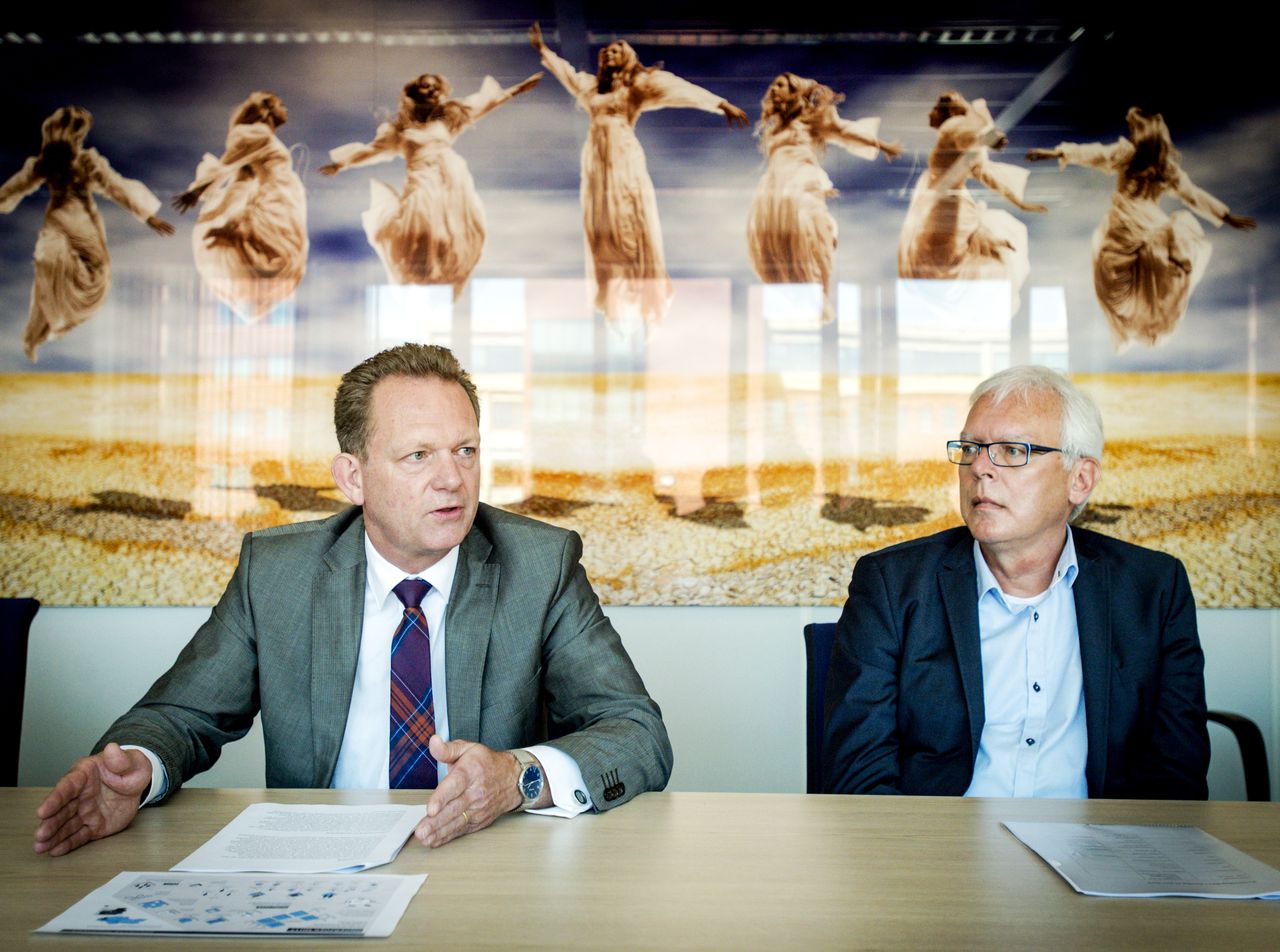 Fred Westerbeke (links), hoofdofficier landelijk parket, en Wim de Bruin, persvoorlichter, presenteren een update van het onderzoek van de vliegramp met de MH17.