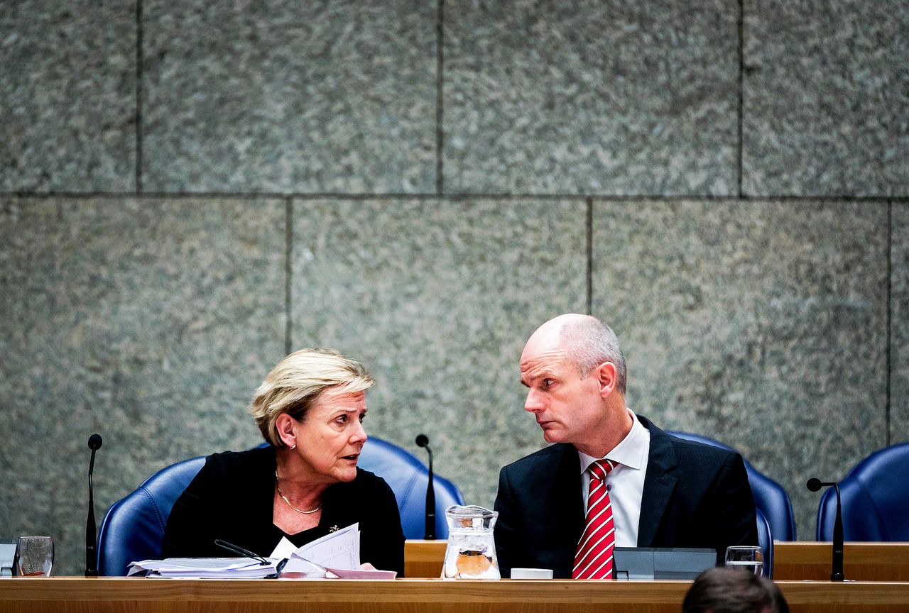 Ank Bijleveld, minister van Defensie, en Stef Blok, minister van Buitenlandse Zaken, tijdens een debat in de Tweede Kamer.