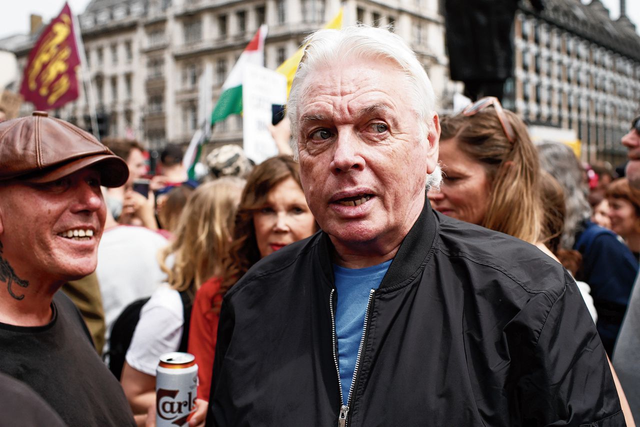 David Icke op een corona-demonstratie in Londen, in mei 2021.