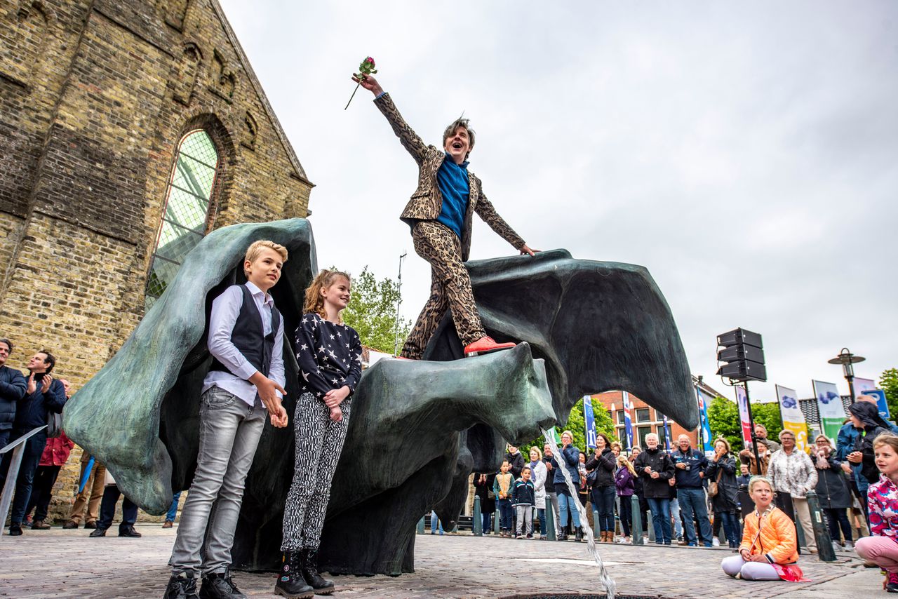 Kunstenaar Johan Creten op zijn nieuwe fontein De Vleermuis, die vrijdag werd onthuld in Bolsward