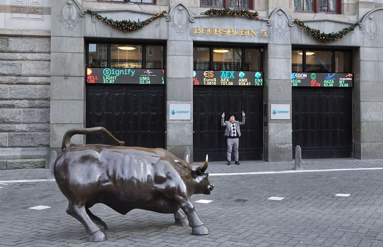 De bekende stier voor de deur van de Amsterdamse aandelenbeurs AEX.