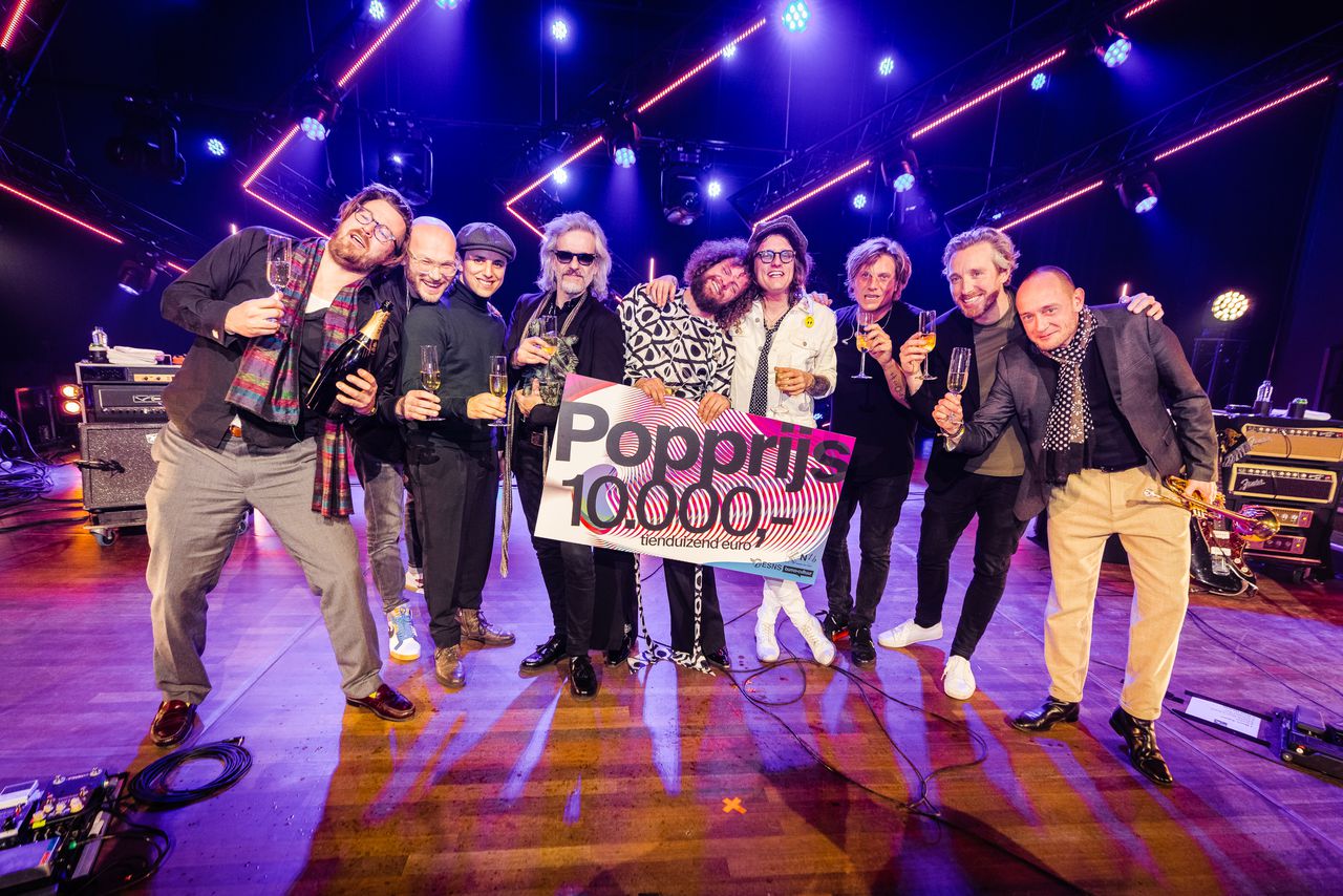 De Haagse rockband Di-Rect, met blazers, heeft de Popprijs 2021 gewonnen.