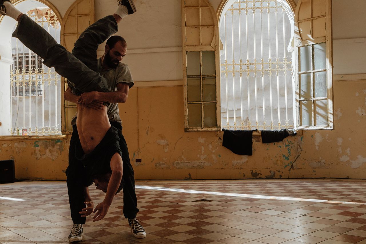 Danser Houcem Bouakroucha (30) vat de tristesse van Tunesië in een uitzinnige voorstelling 