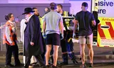 Hulpverleners helpen een gewonde in een ambulance na een schietincident zondag op Bondi Beach in Sydney.