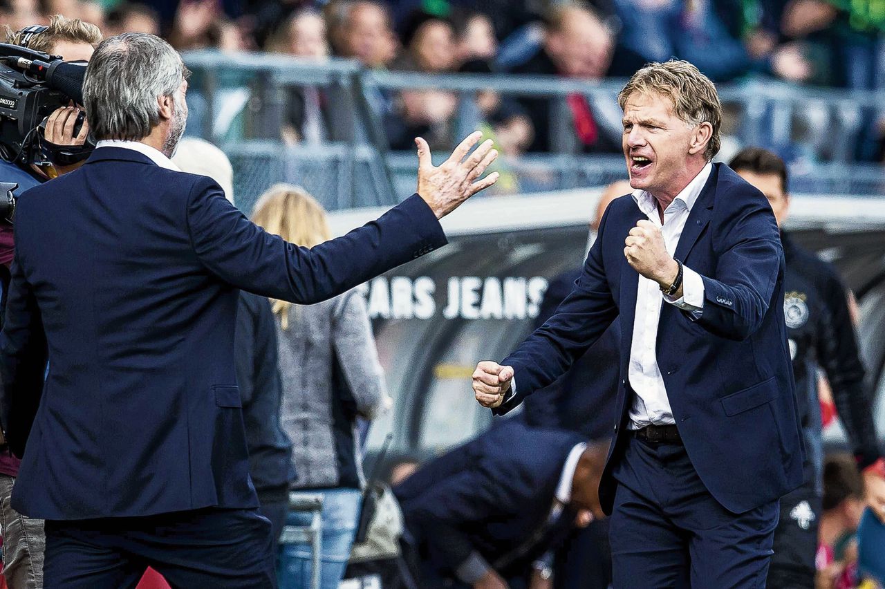 ADO-coach Fons Groenendijk (rechts) viert het gelijkspel van zijn ploeg tegen Ajax.
