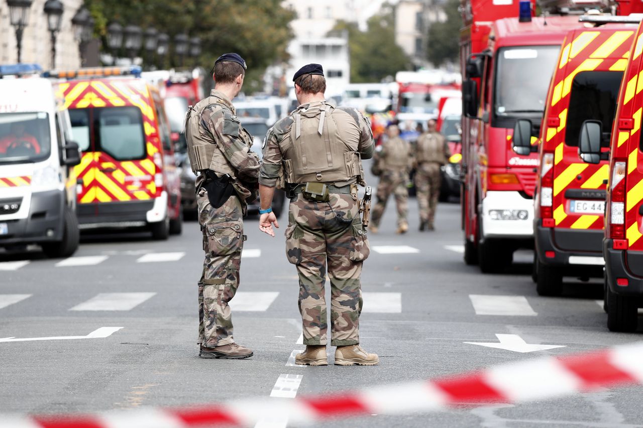 De omgeving rond het hoofdgebouw van de Parijse politie is donderdag na een steekpartij afgezet.