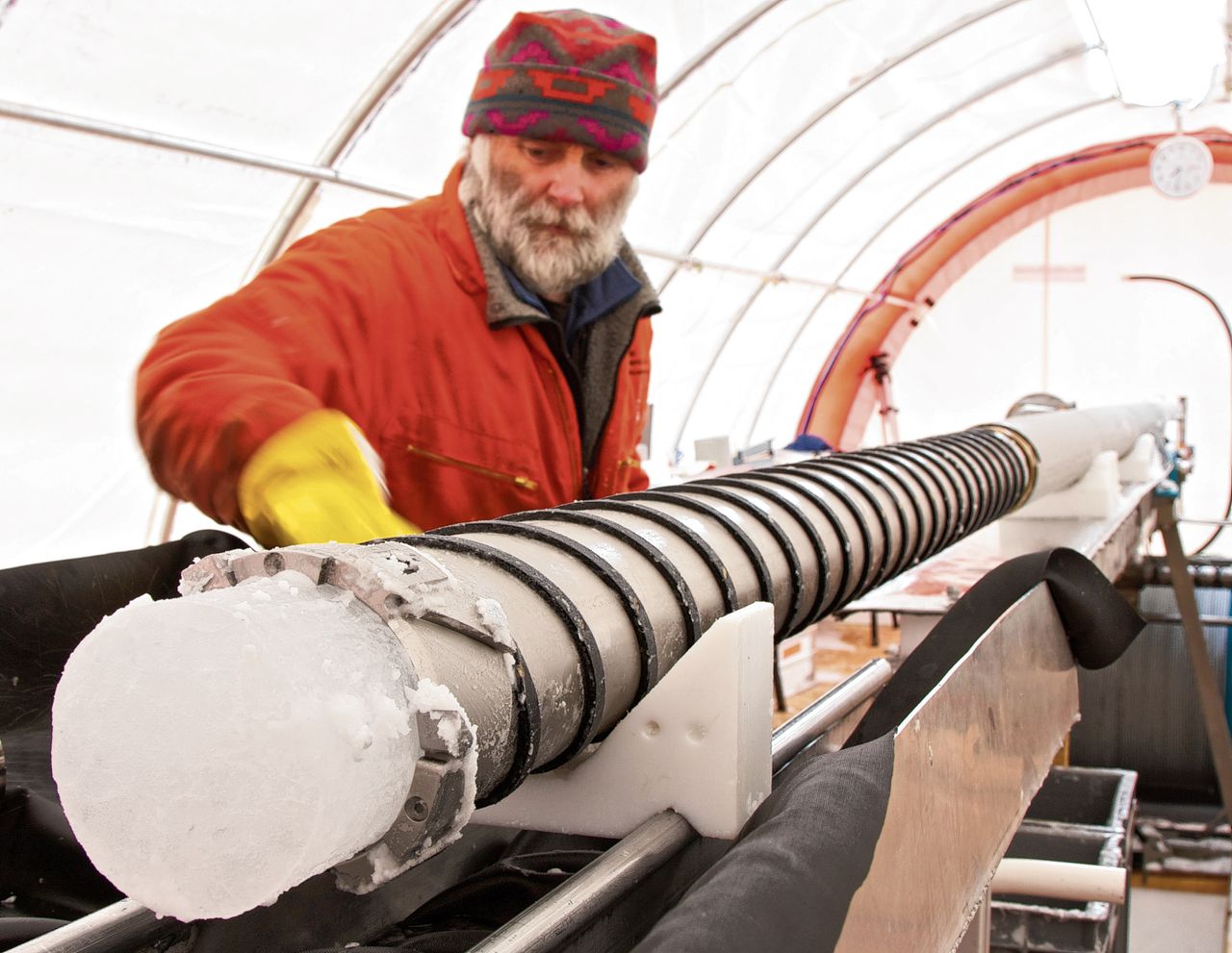 Onderzoeker Robert Mulvaney met een van de Antarctische ijskernen die roetsporen bevat van de Marori-bosbranden in de dertiende en veertiende eeuw.
