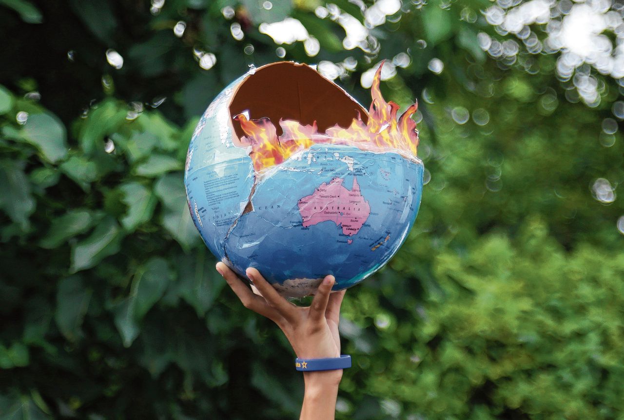 Demonstranten bij klimaatmarsen in Mumbai, Helsinki, Wellington en Montreal.