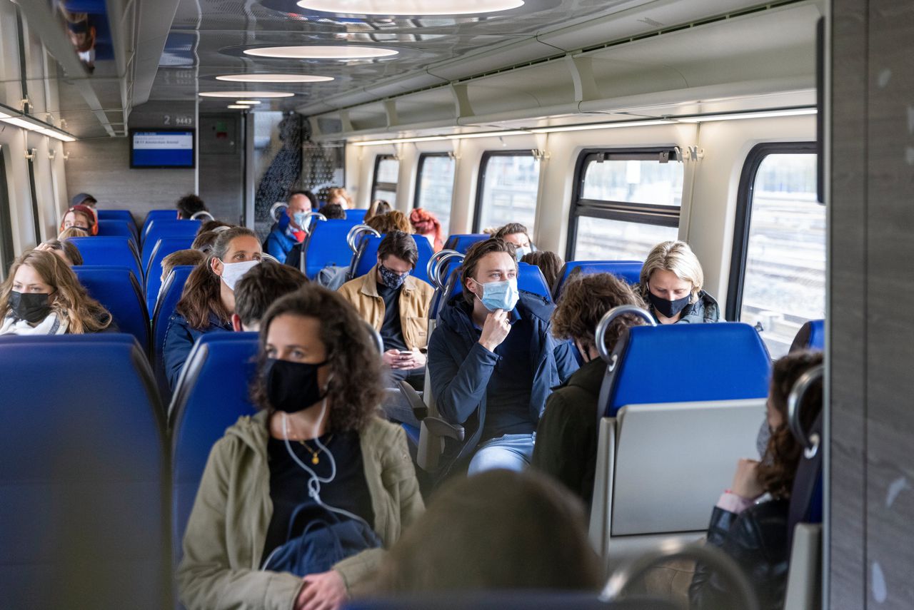 In de trein dragen de meeste mensen nog een mondkapje