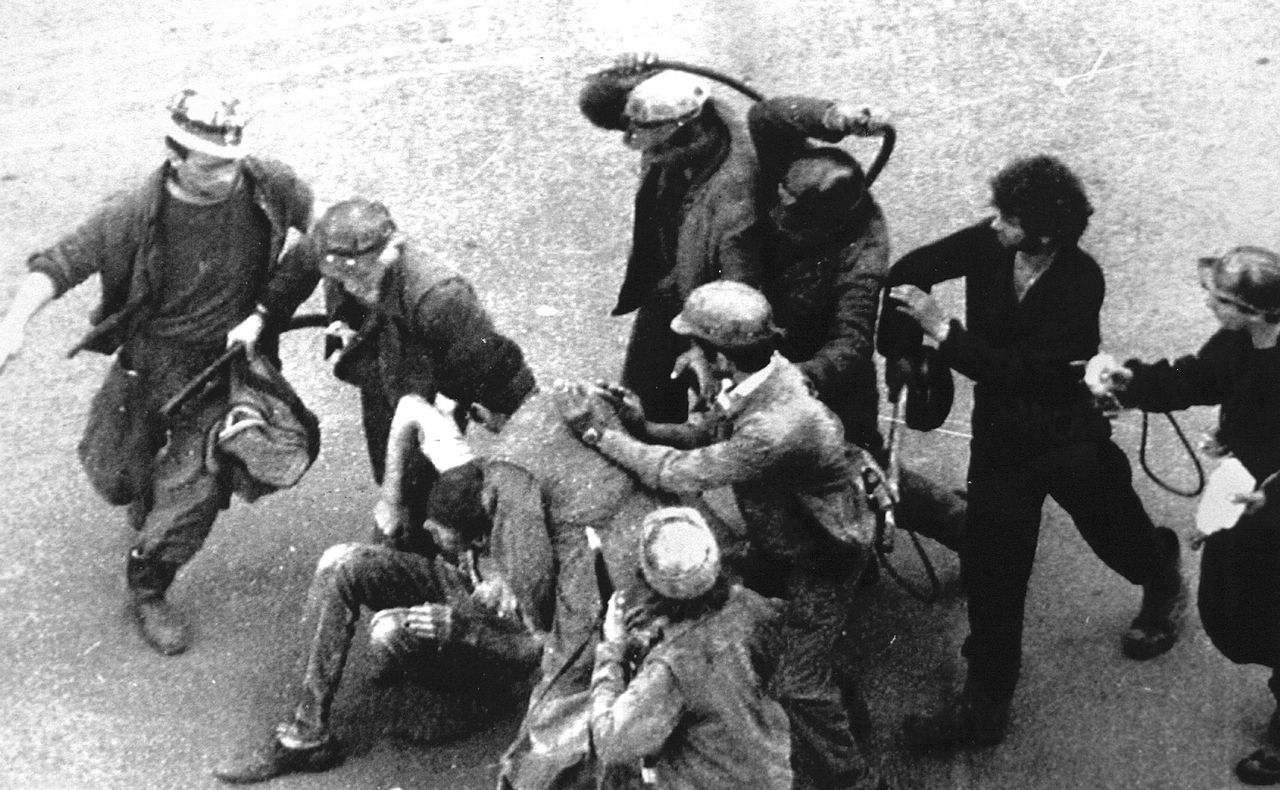 Mijnwerkers slaan een demonstrant in elkaar tijdens de protesten van 14 juni 1990.