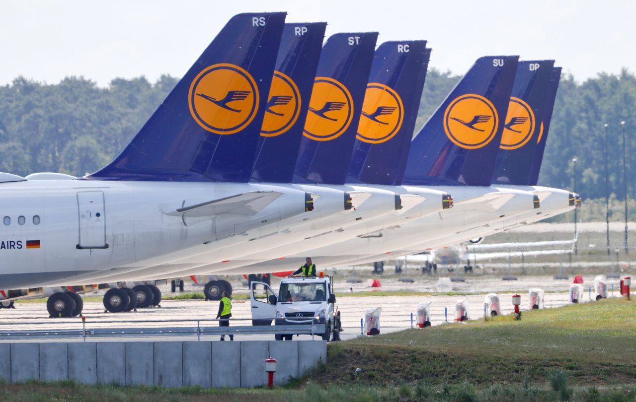Lufthansa heeft haar toestellen staan vanwege het coronavirus geparkeerd, onder andere op dit Berlijnse vliegveld. De maatschappij verliest momenteel 1 miljoen euro per uur.
