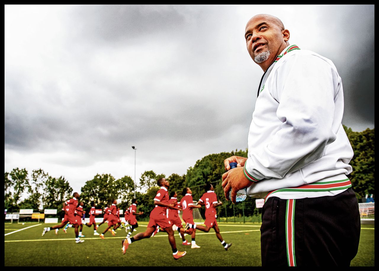 Voor bondscoach Dean Gorré horen voetballers van overzee bij Suriname en andersom 