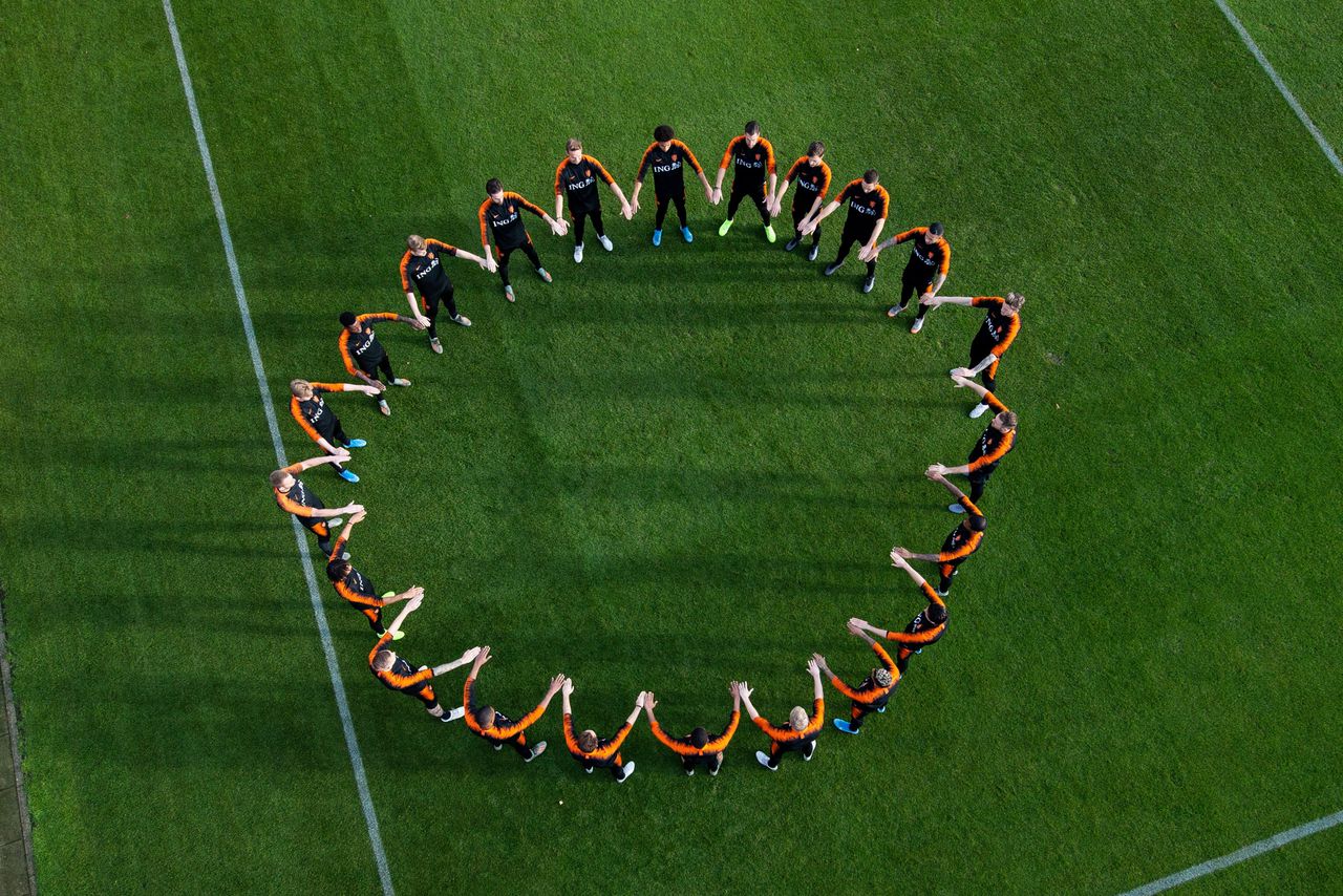 Op social media verspreidde de KNVB een foto waarop de spelers van Oranje met hun armen uitgestrekt in een kring staan. "Enough is enough, stop racism", staat eronder: genoeg is genoeg, stop racisme.