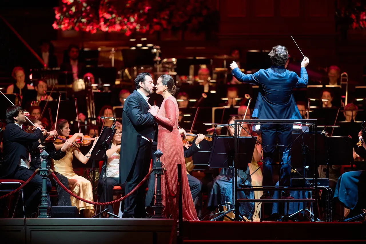 Een feestconcert waarin dirigent Lorenzo Viotti ‘alles wil riskeren’ - NRC