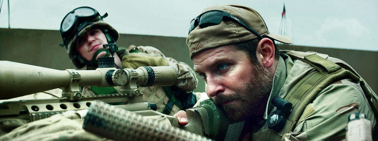 Scherpschutter Chris Kyle (Bradley Cooper) legt aan voor zijn zoveelste slachtoffer inAmerican Sniper.