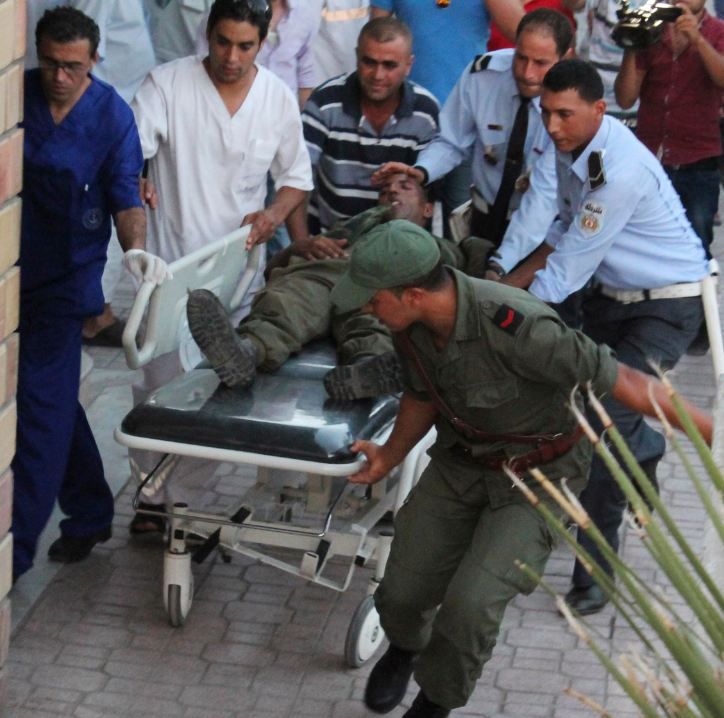 Een gewonde Tunesische soldaat wordt naar het ziekenhuis gebracht. Een legerpatrouille werd overvallen in een hinderlaag door militanten waarbij acht soldaten omkwamen. De president heeft drie dagen van nationale rouw afgekondigd.