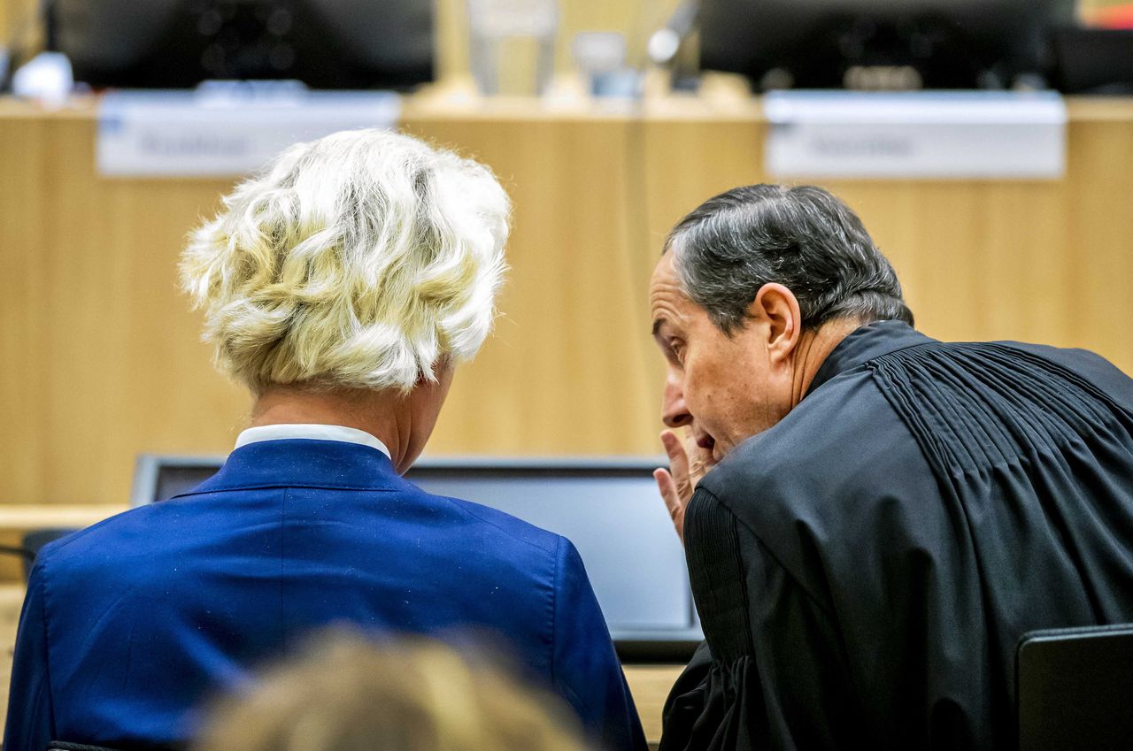 Geert Wilders en advocaat Geert-Jan Knoops eerder dit jaar in de rechtbank van Schiphol.
