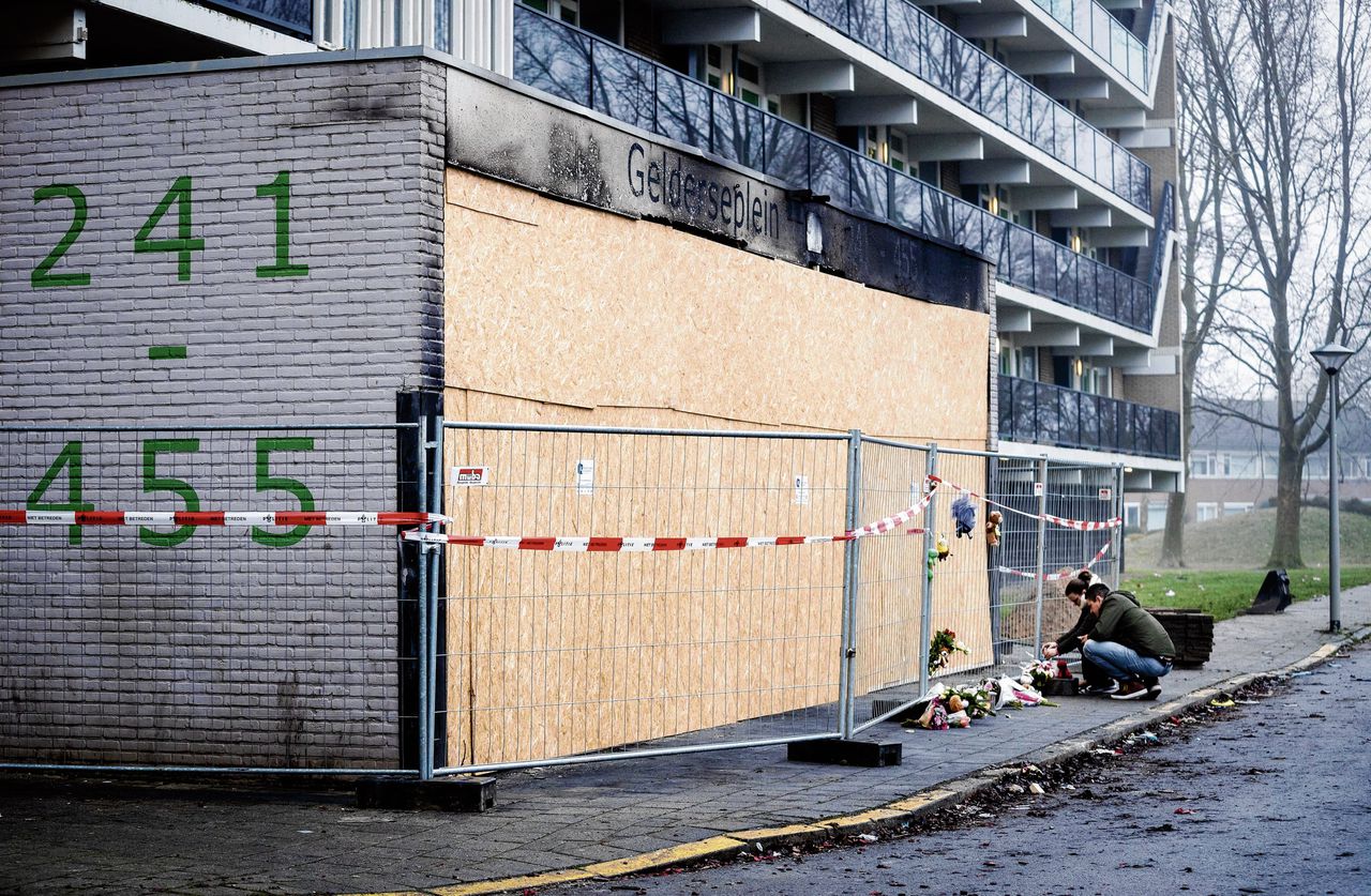 Bloemen en knuffels bij de flat in Arnhem waar een 39-jarige vader en zijn 4-jarige zoon om het leven kwamen.