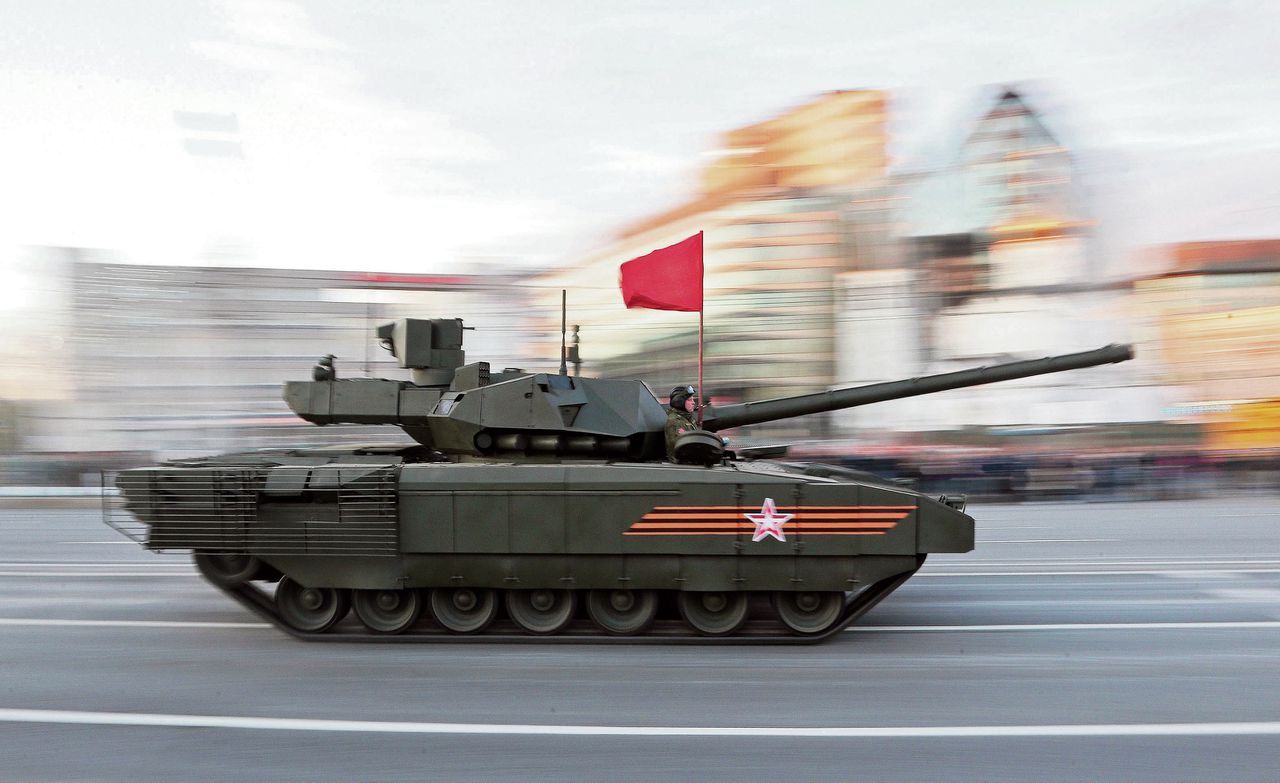 De Armata T-14, afgelopen week tijdens een repetitie voor de militaire parade van zaterdag. Foto EPA