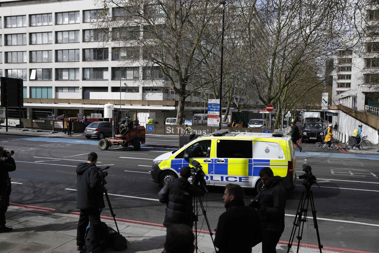 Media staan bij het St. Thomas-ziekenhuis in Londen waar Boris Johnson tests ondergaat. Foto: Tolga AKMEN / AFP