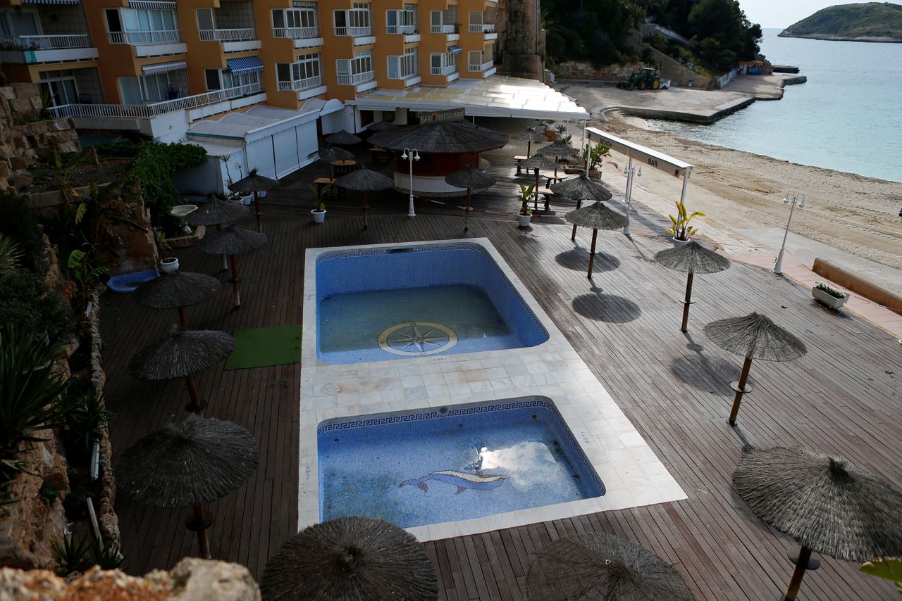 Een leeg hotel en terras op Mallorca.