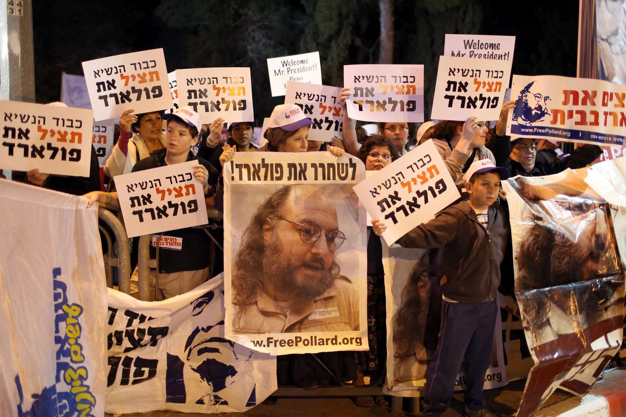 Israëlische demonstranten houden borden omhoog met "Bevrijd Pollard!" erop.