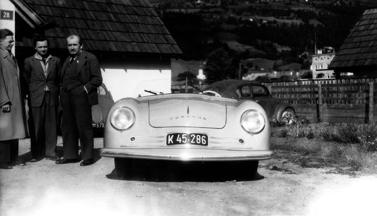 Grootvader en zoon Ferdinand poseren voor een Porsche 356, het eerste model dat de fabriek heeft gebouwd. Foto Porsche-archief