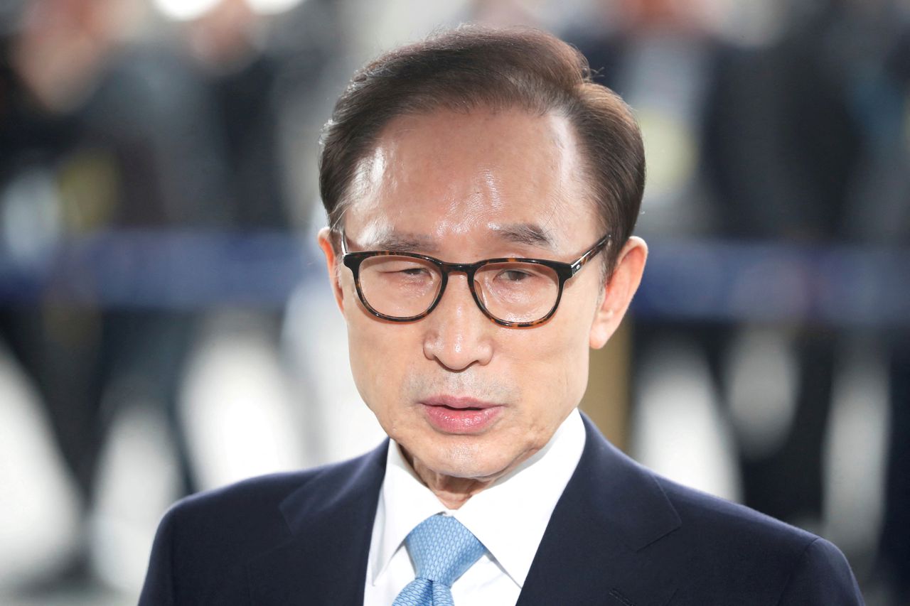 Voor corruptie veroordeelde Zuid-Koreaanse oud-president Lee Myung-bak krijgt gratie 