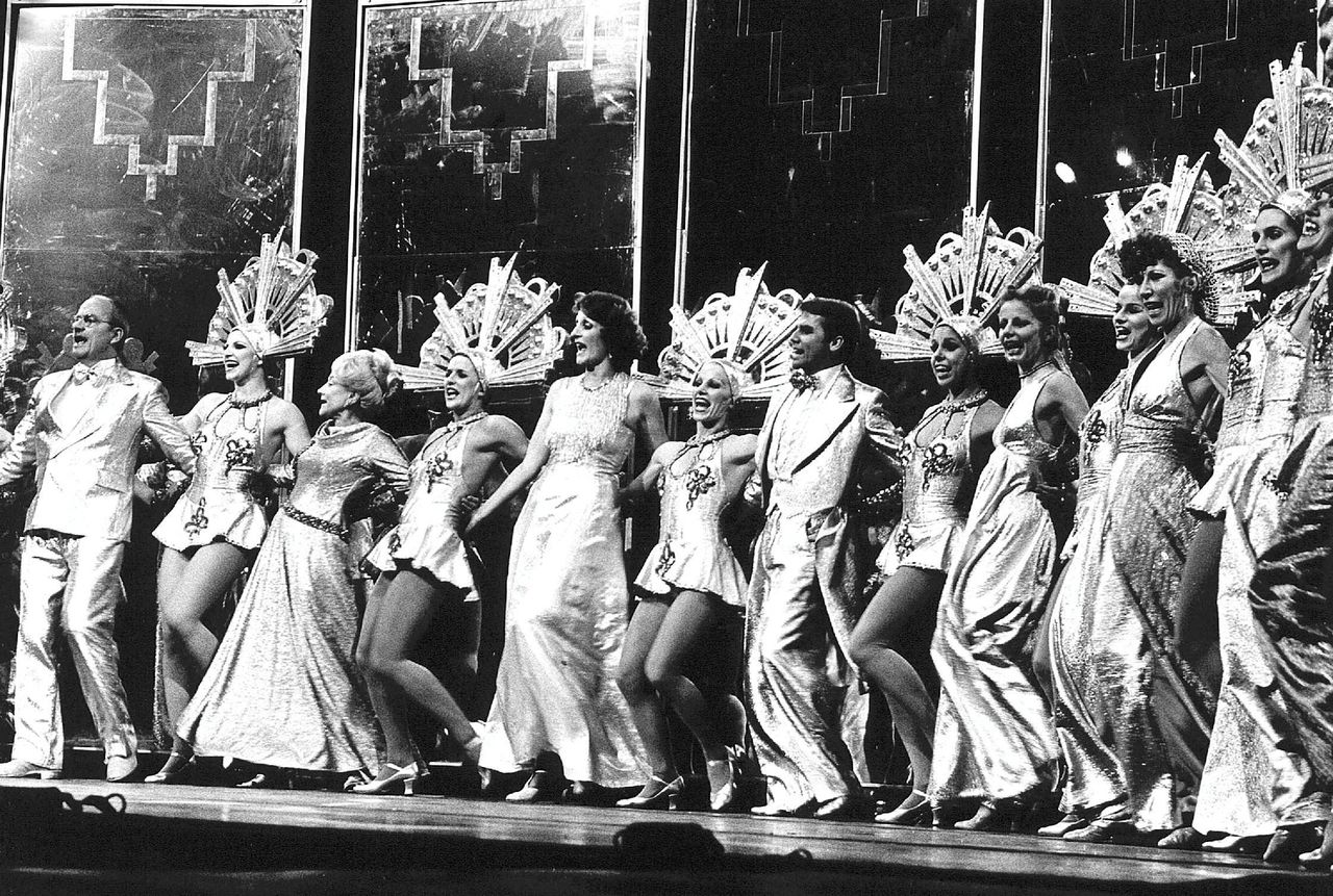 ‘De laatste dans’, apocalyptische finale uit de musical ‘Foxtrot’ van Annie MG Schmidt en Harry Bannink in Kon. Theater Carré (1977). Met o.a. Georgette Hagendoorn, Gerrie van der Kley, Willem Nijholt, Trudy Laby.
