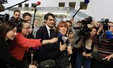 Gisèle Pelicot verlaat donderdag met haar advocaten de rechtbank van Avignon, waar haar ex-man Dominique terechtstaat.