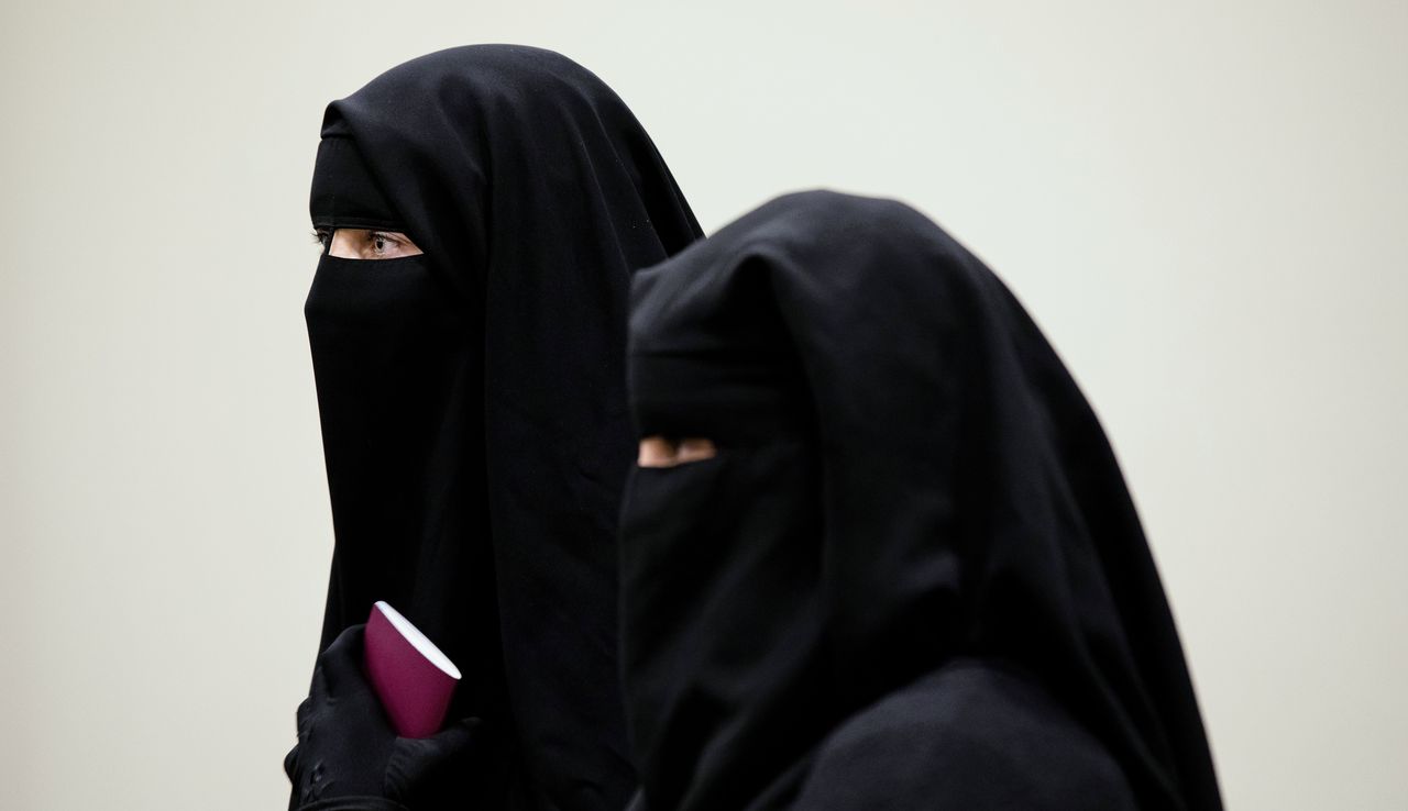 Bezoekers van de Tweede Kamer gekleed in een niqab, voor aanvang van een debat in de Tweede Kamer over gezichtsbedekkende kleding.