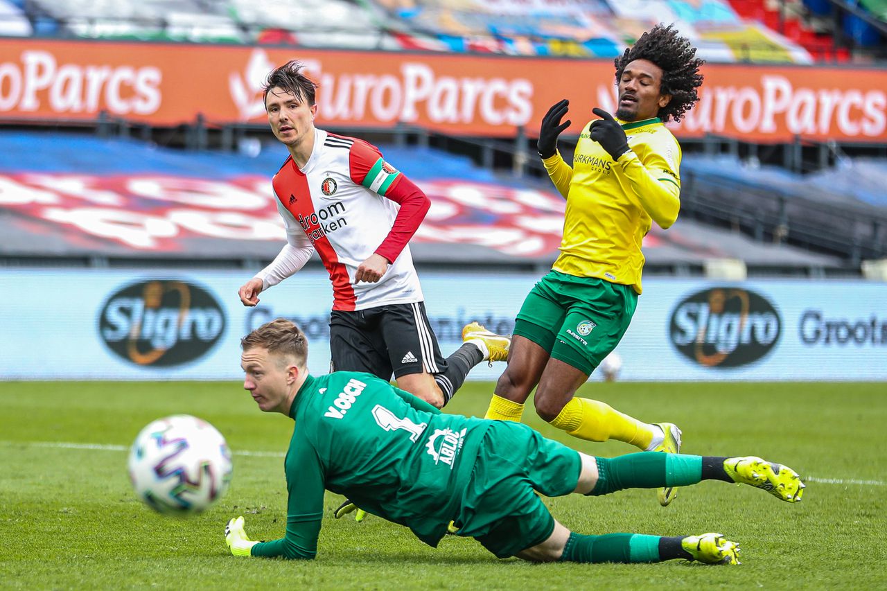 Berghuis maakt de tweede treffer namens Feyenoord tegen Fortuna.