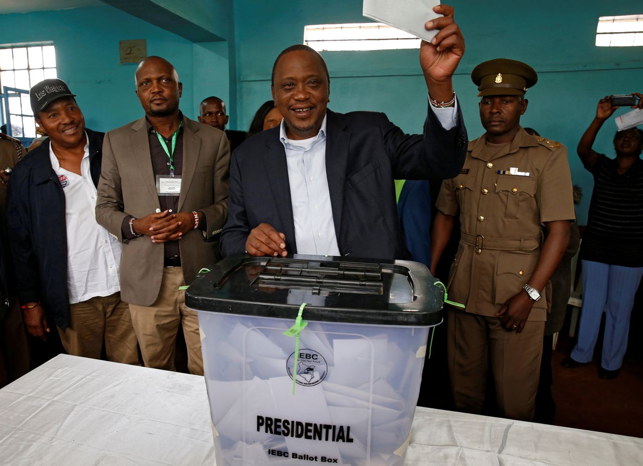 Uhuru Kenyatta stemt tijdens de verkiezingen op 26 oktober