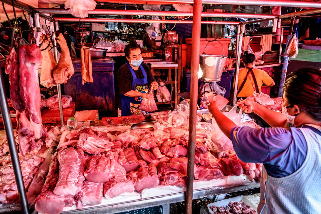 14 april - een klant koopt geslacht wild bij een daarin gespecialiseerde slagersstal in Bangkok, Thailand.