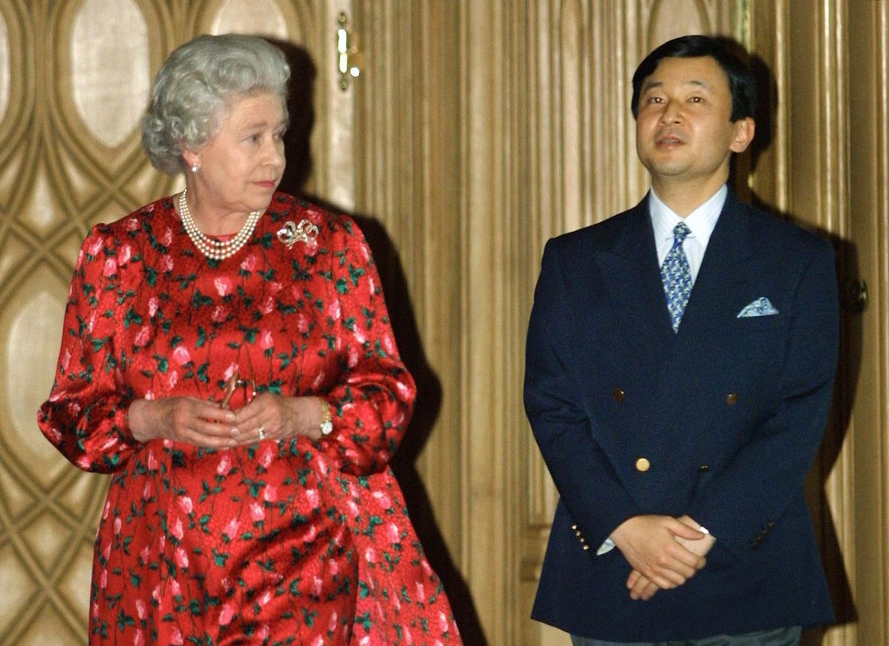 Queen Elizabeth II en de toenmalig Japanse kroonprins Naruhito in Windsor Castle in 2001.