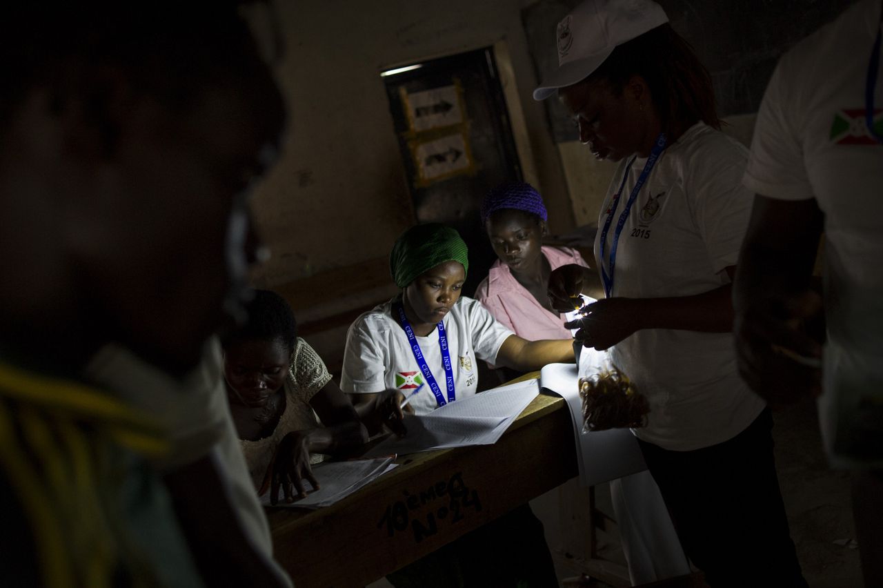 Stemmen worden geteld na afloop van de parlementsverkiezingen in Burundi op 29 juni.
