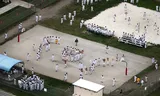 Gedetineerden in het ICE-centrum Krome, in Zuid-Florida, verzamelen zich op de binnenplaats om een SOS-gebaar te maken.