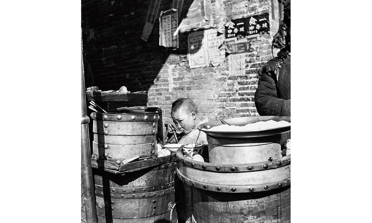 ‘Middageten op de stoep’. Beijing, China. (1931-1934).