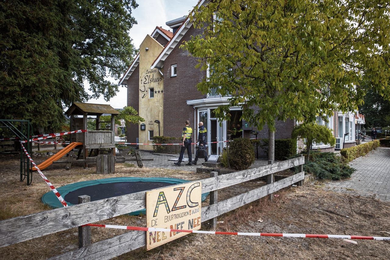 Politie doet onderzoek op het terrein van het Albergse ‘asielhotel’ ’t Elshuys waar in de nacht van zondag op maandag een brand heeft gewoed.